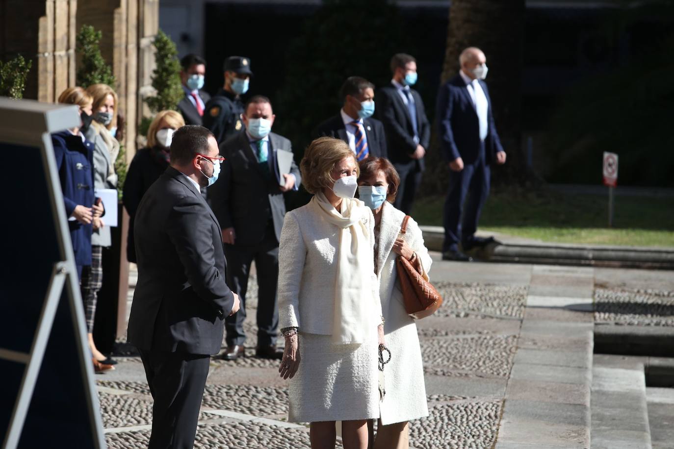 La Reina Sofía ha llegado este viernes al mediodía a Oviedo para asistir a la ceremonia de entrega de los Premios Princesa de Asturias. 