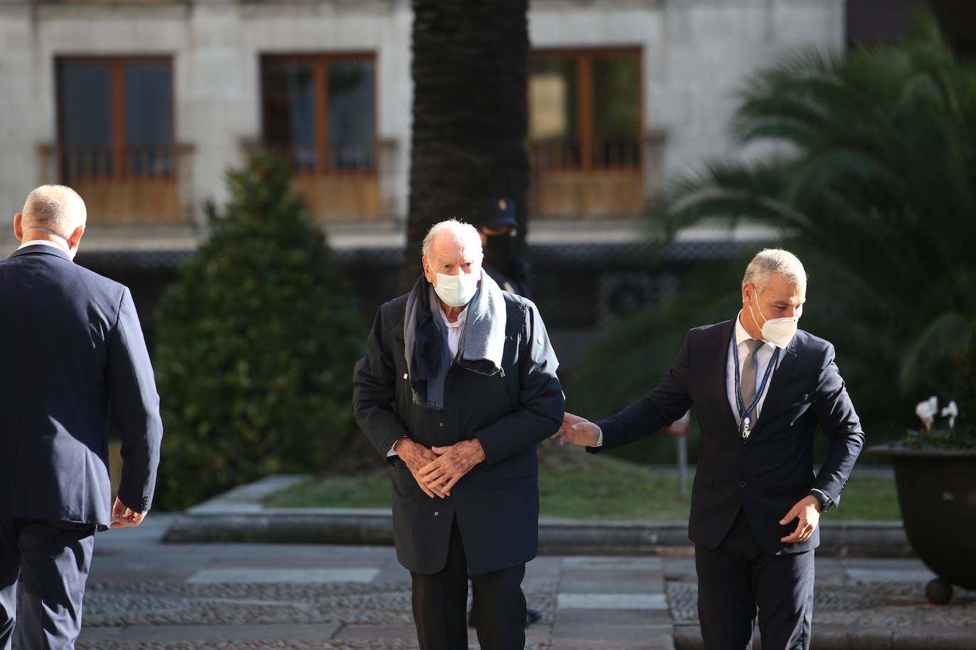 Premiados, patronos de la Fundación Princesa de Asturias y presidentes de los jurados de cada uno de los galardones han acudido a la recepción que la Familia Real ha ofrecido en el Hotel de la Reconquista.