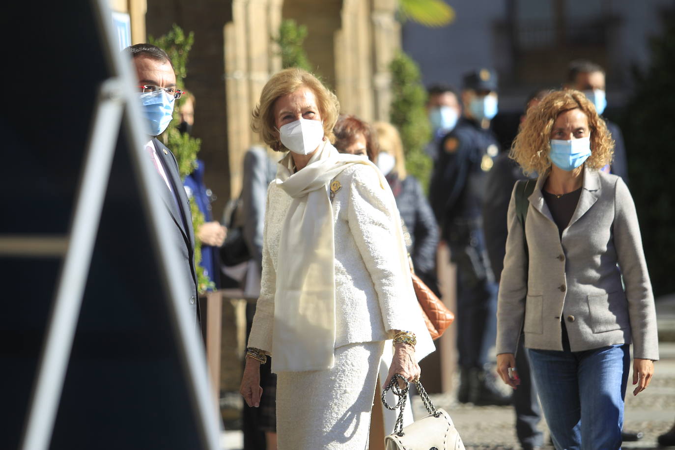 Premiados, patronos de la Fundación Princesa de Asturias y presidentes de los jurados de cada uno de los galardones han acudido a la recepción que la Familia Real ha ofrecido en el Hotel de la Reconquista.