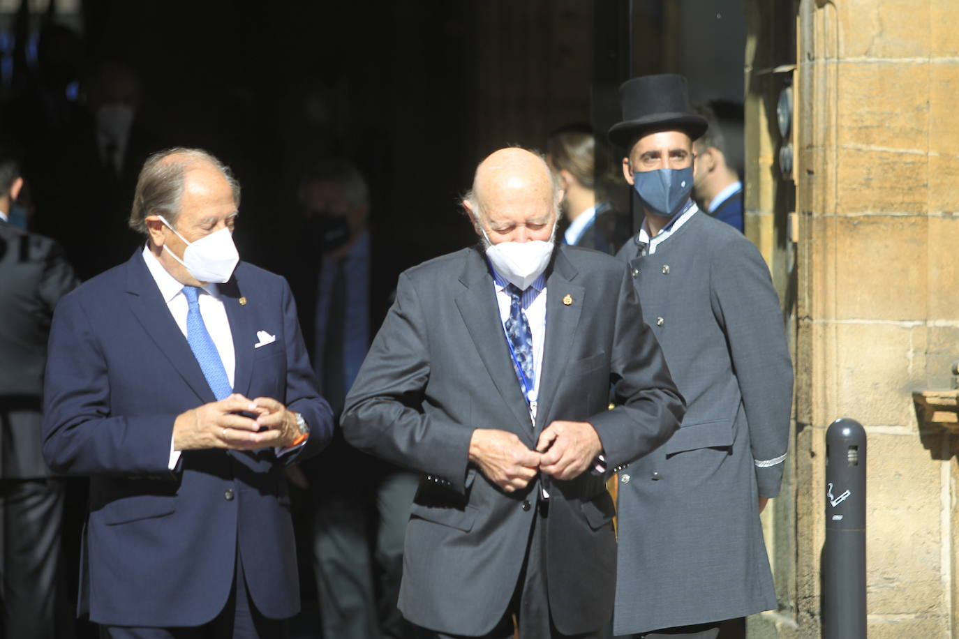 Premiados, patronos de la Fundación Princesa de Asturias y presidentes de los jurados de cada uno de los galardones han acudido a la recepción que la Familia Real ha ofrecido en el Hotel de la Reconquista.