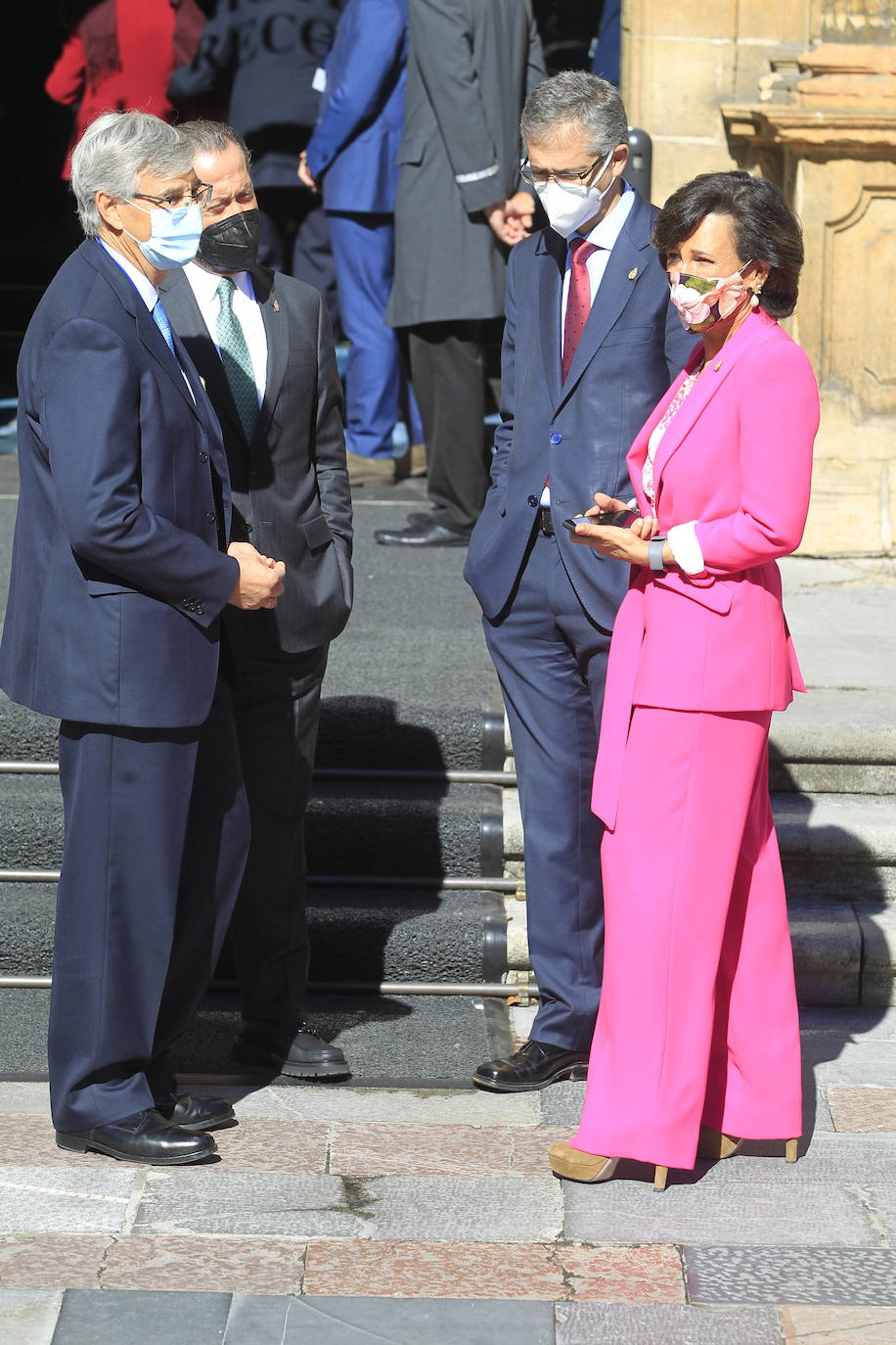 Premiados, patronos de la Fundación Princesa de Asturias y presidentes de los jurados de cada uno de los galardones han acudido a la recepción que la Familia Real ha ofrecido en el Hotel de la Reconquista.