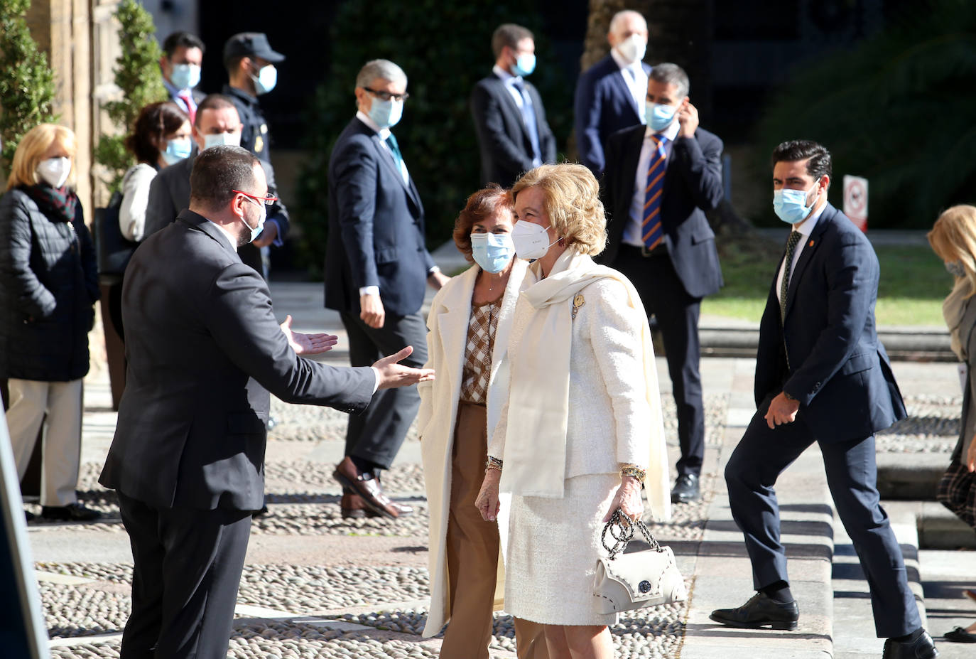 Premiados, patronos de la Fundación Princesa de Asturias y presidentes de los jurados de cada uno de los galardones han acudido a la recepción que la Familia Real ha ofrecido en el Hotel de la Reconquista.