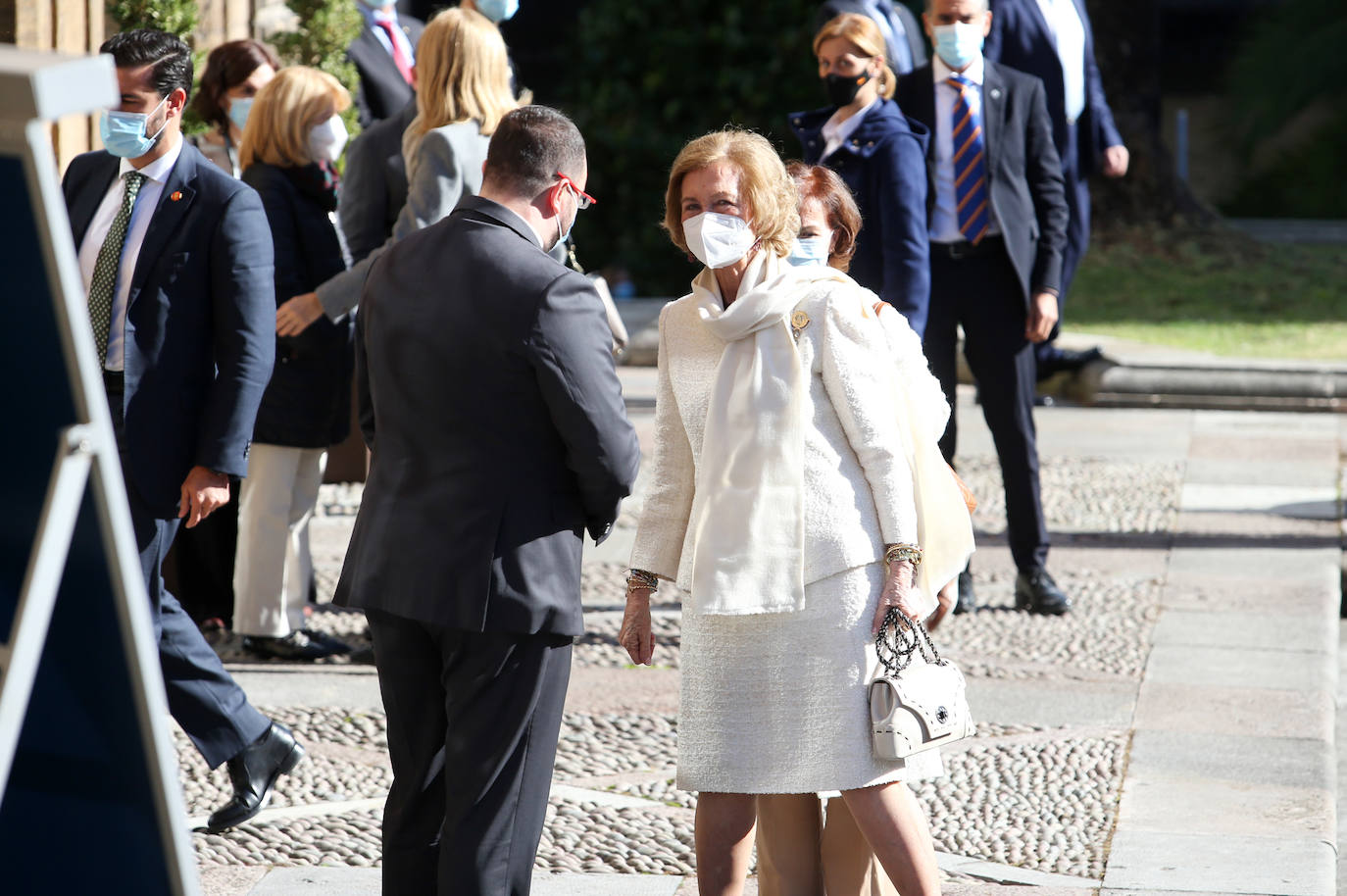 Premiados, patronos de la Fundación Princesa de Asturias y presidentes de los jurados de cada uno de los galardones han acudido a la recepción que la Familia Real ha ofrecido en el Hotel de la Reconquista.