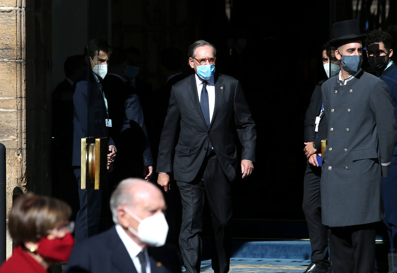 Premiados, patronos de la Fundación Princesa de Asturias y presidentes de los jurados de cada uno de los galardones han acudido a la recepción que la Familia Real ha ofrecido en el Hotel de la Reconquista.