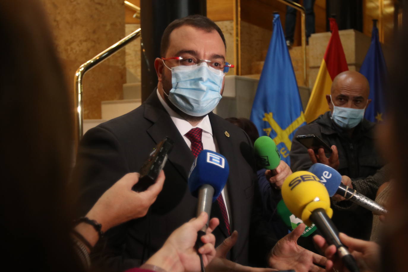 Barbón atiende a los medios de comunicación antes de asistir a la audiencia de los premios Princesa de Asturias