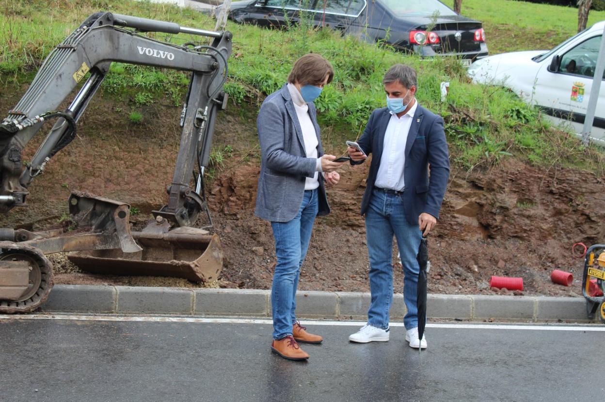 Juancho Aspra y Gerardo Fabián comprueban la aplicación. 