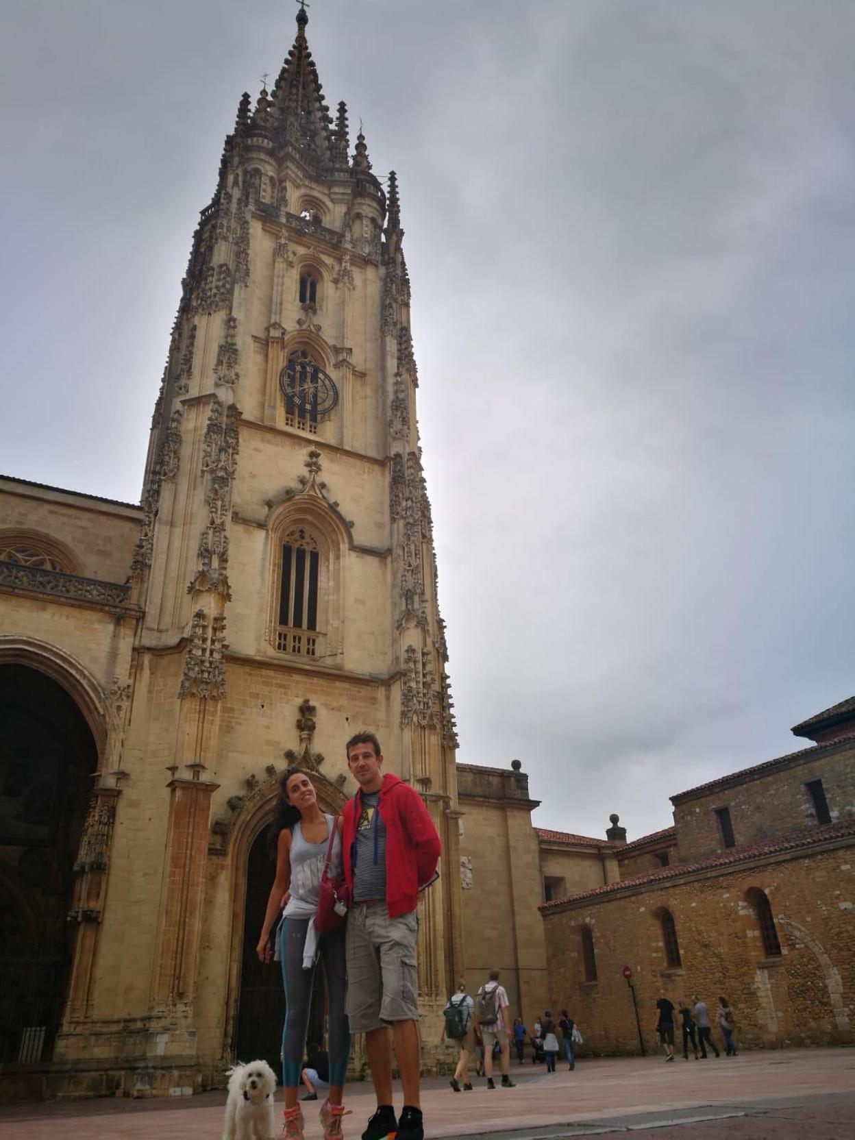 Vanesa González y Alberto Saavedra, ante la Catedral de Oviedo. 