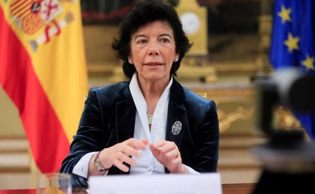 La ministra de Educación Isabel Ceáa. 