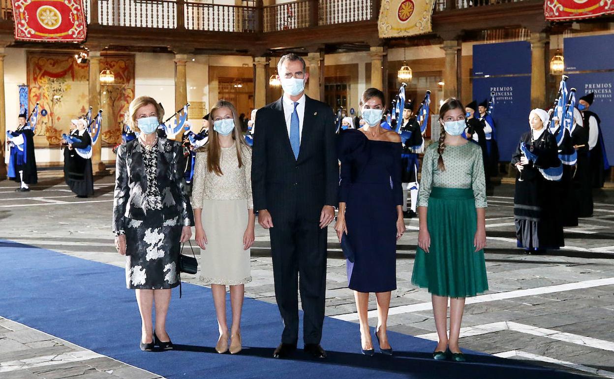 Doña Sofía, la Princesa de Asturias, Felipe VI, la Reina Letizia y la Infanta Sofía, al término de la ceremonia.