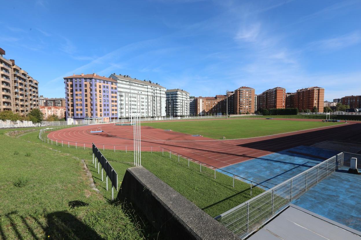 Estado actual de la pista exterior de atletismo en el estadio Yago Lamela. 