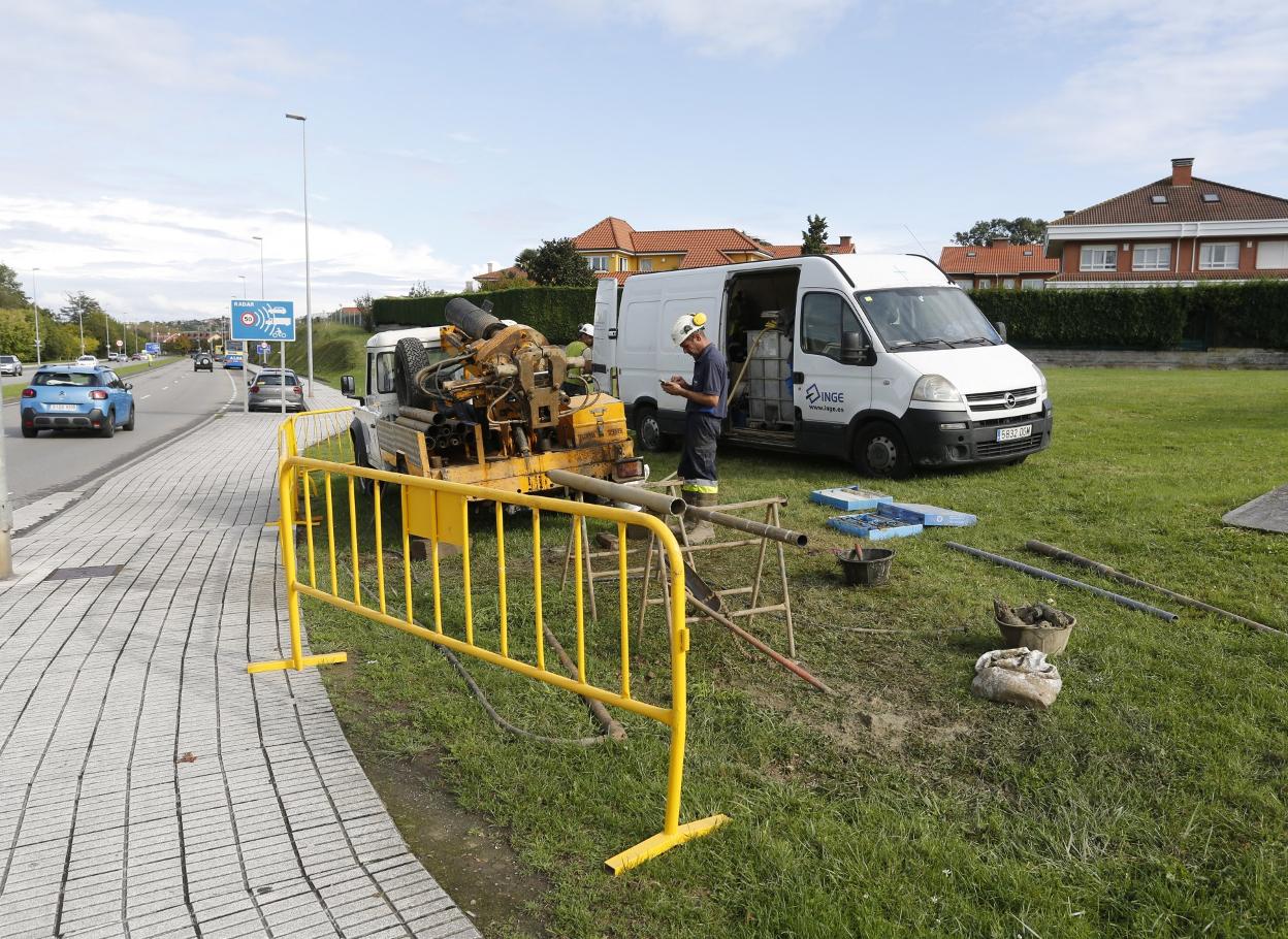 Sondeos realizados en la avenida de Justo del Castillo hace ahora un año para perfilar los proyectos de estaciones del metrotrén. 