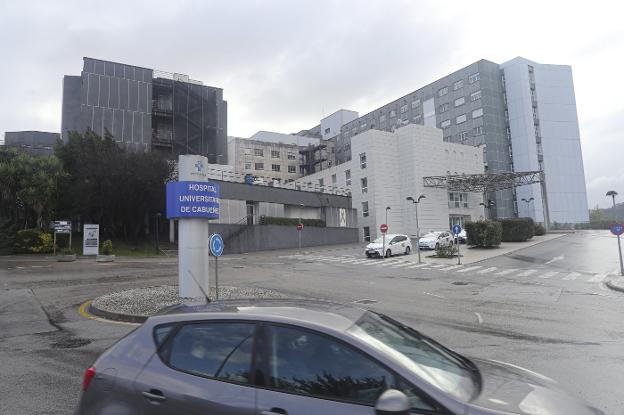 Vista panorámica del acceso al Hospital de Cabueñes, en Gijón. En el vídeo, explicación de la fase 2 en Asturias.