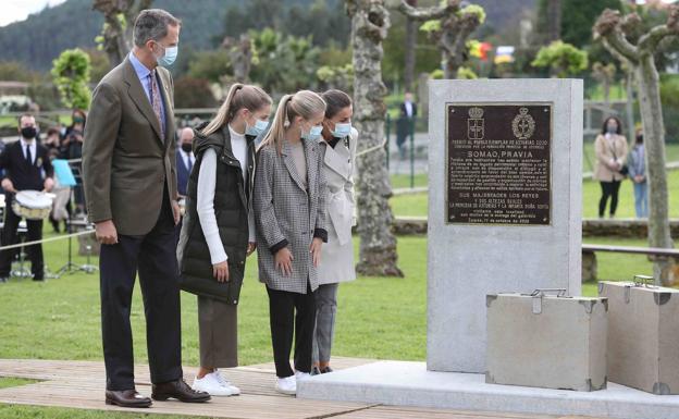 La Familia Real, con los pequeños que han celebrado en Somao el Premio al Pueblo Ejemplar de Asturias 2020.