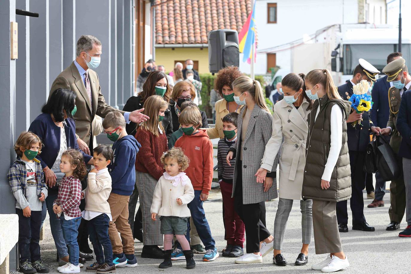 Don Felipe, doña Letizia y sus hijas, la Princesa Leonor y la Infanta Sofía, han recorrido las calles de Somao, Pueblo Ejemplar de Asturias 2020, para conocer a sus gentes y su pasado indiano.