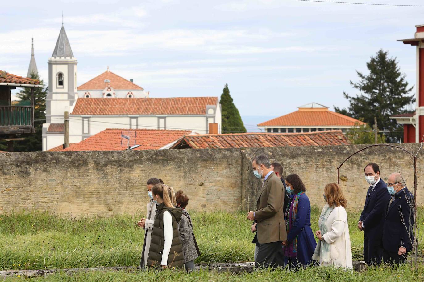 Don Felipe, doña Letizia y sus hijas, la Princesa Leonor y la Infanta Sofía, han recorrido las calles de Somao, Pueblo Ejemplar de Asturias 2020, para conocer a sus gentes y su pasado indiano.