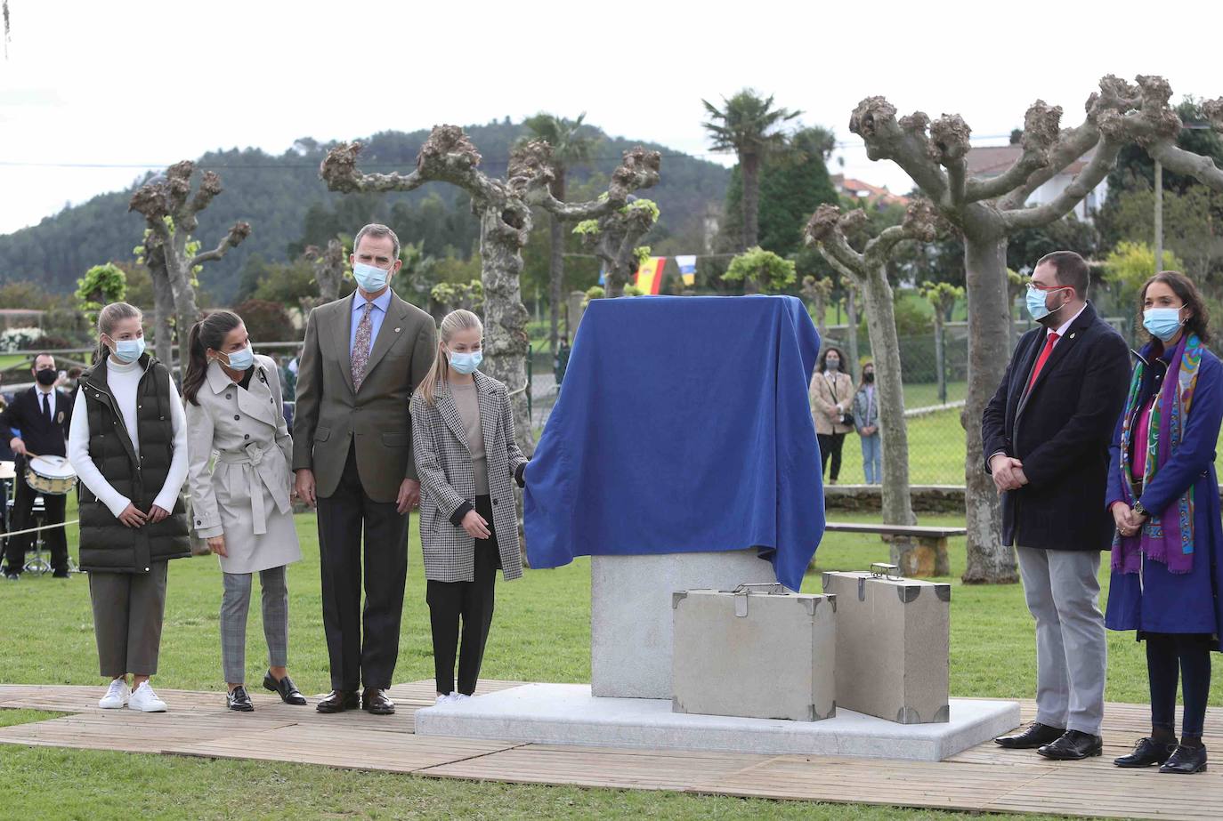 Don Felipe, doña Letizia y sus hijas, la Princesa Leonor y la Infanta Sofía, han recorrido las calles de Somao, Pueblo Ejemplar de Asturias 2020, para conocer a sus gentes y su pasado indiano.