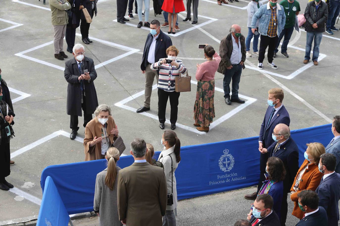 Don Felipe, doña Letizia y sus hijas, la Princesa Leonor y la Infanta Sofía, han recorrido las calles de Somao, Pueblo Ejemplar de Asturias 2020, para conocer a sus gentes y su pasado indiano.