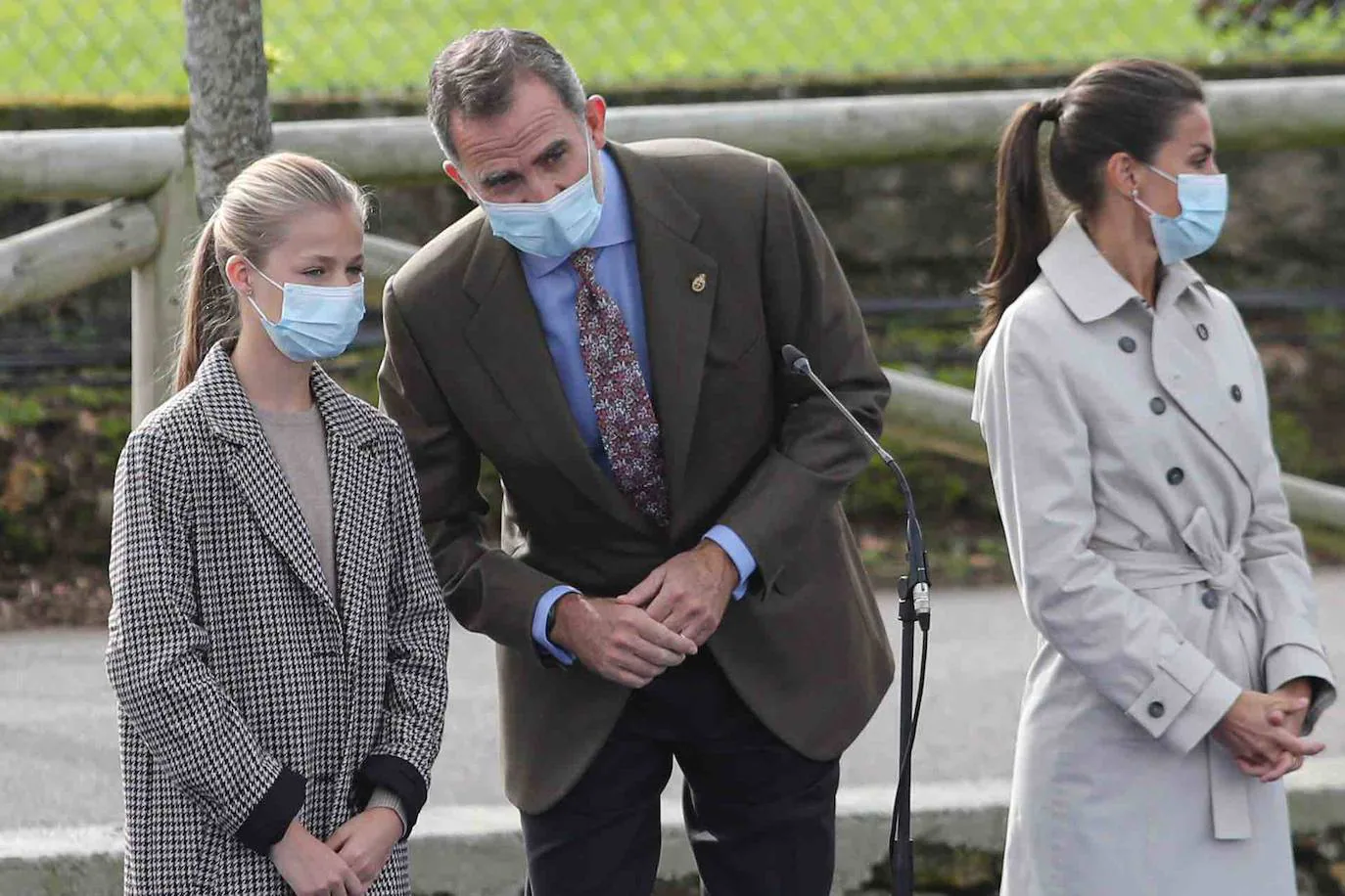 Don Felipe, doña Letizia y sus hijas, la Princesa Leonor y la Infanta Sofía, han recorrido las calles de Somao, Pueblo Ejemplar de Asturias 2020, para conocer a sus gentes y su pasado indiano.