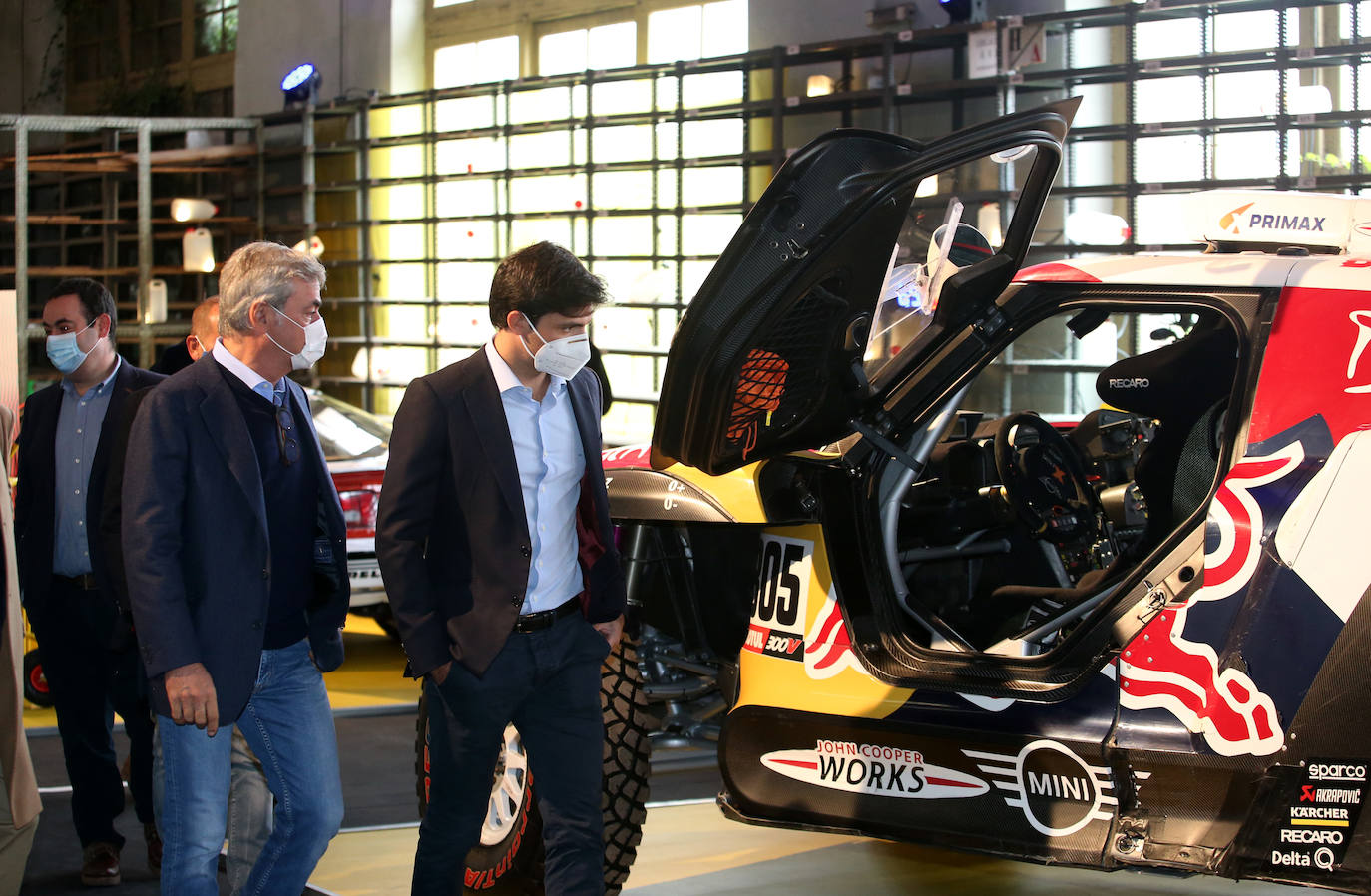 El piloto Carlos Sainz, Premio Princesa de Asturias de los Deportes 2020, y su hijo, Carlos Sainz Jr., han participado en una mesa redonda de campeones en la Fábrica de Armas de La Vega, organizada en el marco de la Semana de los Premios.
