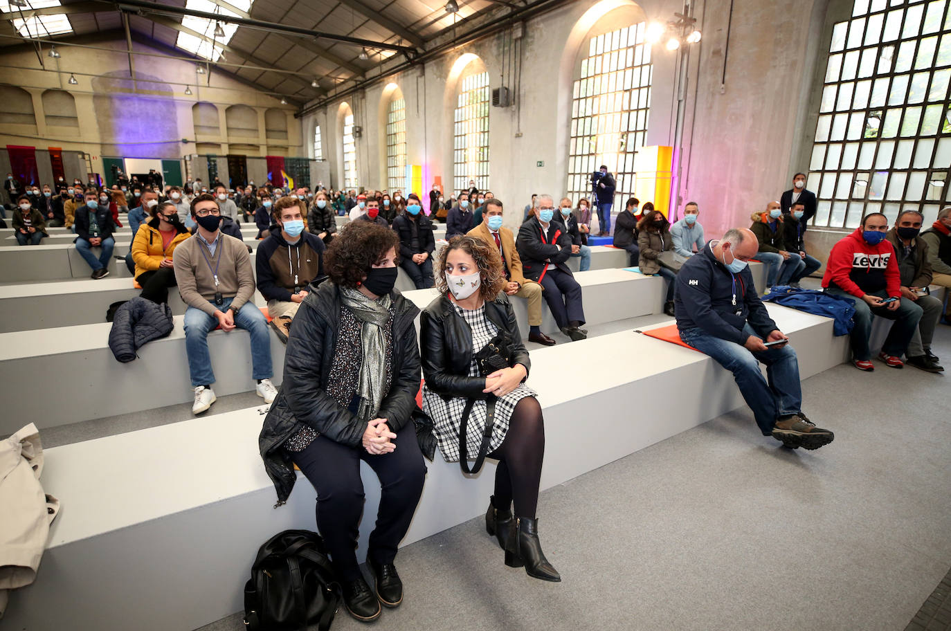 El piloto Carlos Sainz, Premio Princesa de Asturias de los Deportes 2020, y su hijo, Carlos Sainz Jr., han participado en una mesa redonda de campeones en la Fábrica de Armas de La Vega, organizada en el marco de la Semana de los Premios.