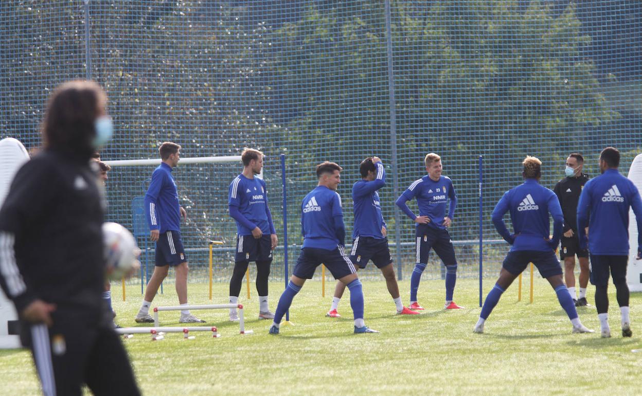 Los jugadores azules, ayer, durante la sesión preparatoria en El Requexón.