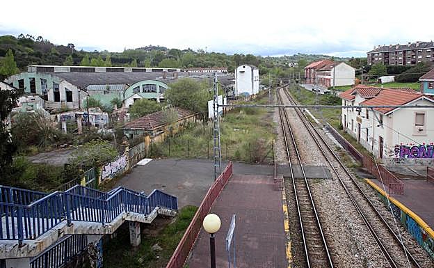 Imagen principal - Arriba, fábrica de loza de San Claudio; a la izquierda, la muralla medieval y a la derecha, uno de los emblemáticos chalés de Trubia.