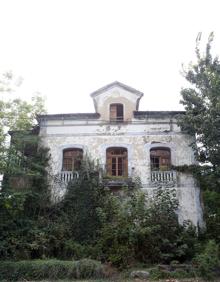 Imagen secundaria 2 - Arriba, fábrica de loza de San Claudio; a la izquierda, la muralla medieval y a la derecha, uno de los emblemáticos chalés de Trubia.