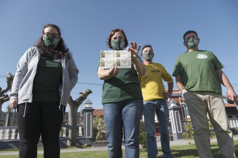 Después de un sábado de muchas emociones tras la visita de los Reyes y sus hijas, los habitantes de Somao tratan de recuperar la normalidad. Así fue el día siguiente en el pueblo tras la presencia de la Familia Real.
