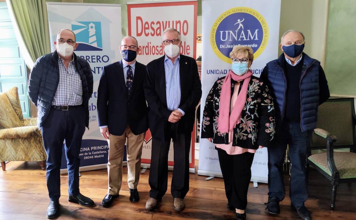El jurado, formado por Carlos Vallina, Jesús Bernardo, Sabino González, Pilar del Pozo y Agustín Hidalgo, reunido esta mañana en el hotel NH Palacio de Avilés. 