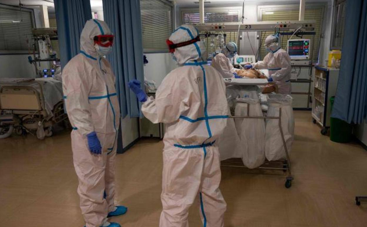 Sanitarios atienden a un enfermo de covid-19 en el Hospital Universitario Severo Ochoa de Leganés.