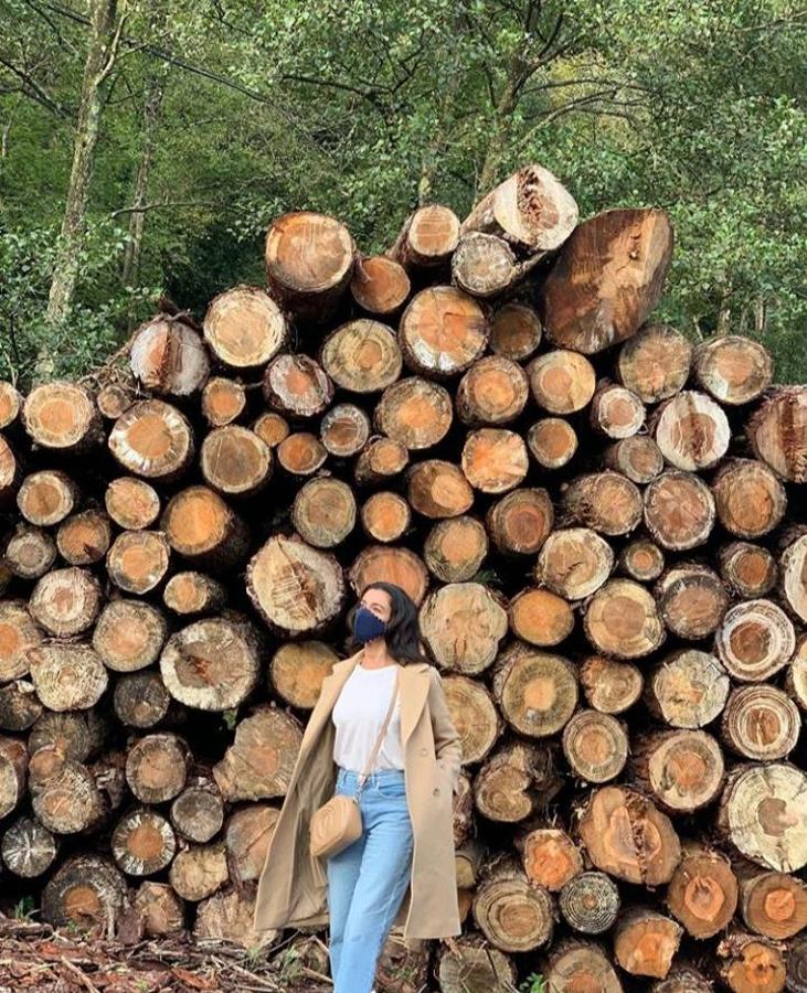 El otoño es uno de los mejores momentos para apostar por las combinaciones más inesperadas y estilosas. Una temporada sin duda marcada por el entretiempo, en la que tenemos que ingeniárnosla para incluir en un mismo look vestidos y faldas todavía veraniegas con botas altas o botines más otoñales, así como con cardigans, jerséis o gabardinas. Un 'batiburrillo' de prendas capaces de conseguir looks otoñales tan estilosos como lo que ya han lucido estas asturianas. Desde Paula Echevarría a Blanca Romero o su hija, Lucía Rivera, pasando por otras blogueras como Cristina Miranda, Marta Palacio, Candela Cuetos o Alicia García, entre otras. ¿Qué looks son tus favoritos?