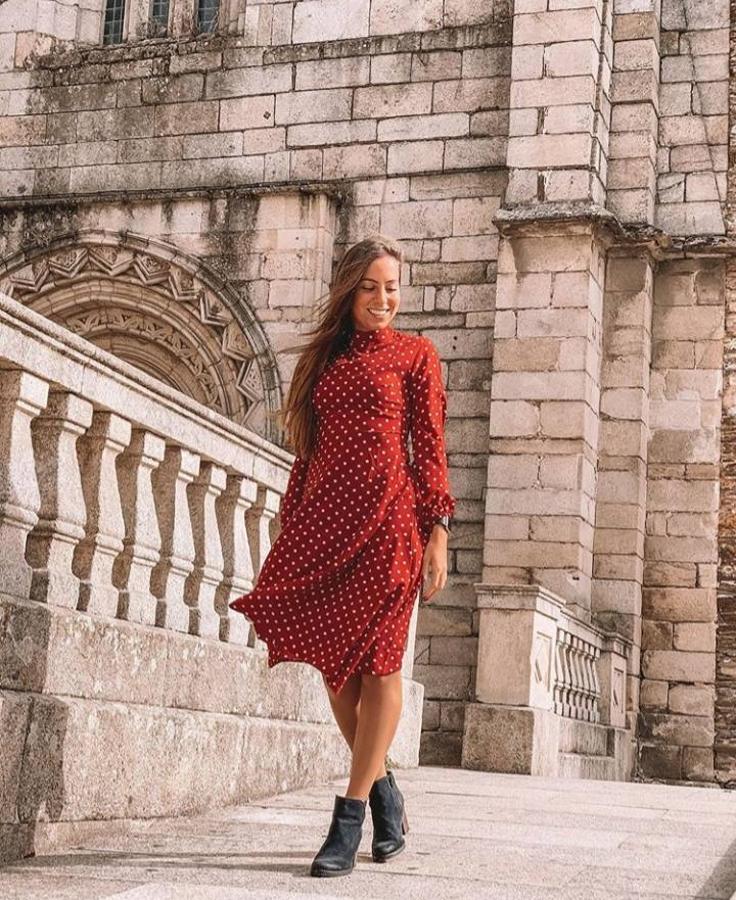 El otoño es uno de los mejores momentos para apostar por las combinaciones más inesperadas y estilosas. Una temporada sin duda marcada por el entretiempo, en la que tenemos que ingeniárnosla para incluir en un mismo look vestidos y faldas todavía veraniegas con botas altas o botines más otoñales, así como con cardigans, jerséis o gabardinas. Un 'batiburrillo' de prendas capaces de conseguir looks otoñales tan estilosos como lo que ya han lucido estas asturianas. Desde Paula Echevarría a Blanca Romero o su hija, Lucía Rivera, pasando por otras blogueras como Cristina Miranda, Marta Palacio, Candela Cuetos o Alicia García, entre otras. ¿Qué looks son tus favoritos?