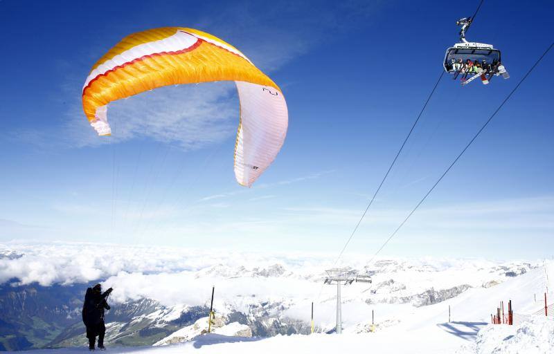 El soleado clima otoñal en el área de esquí del Monte Titlis cerca de la estación alpina de Engelberg, Suiza