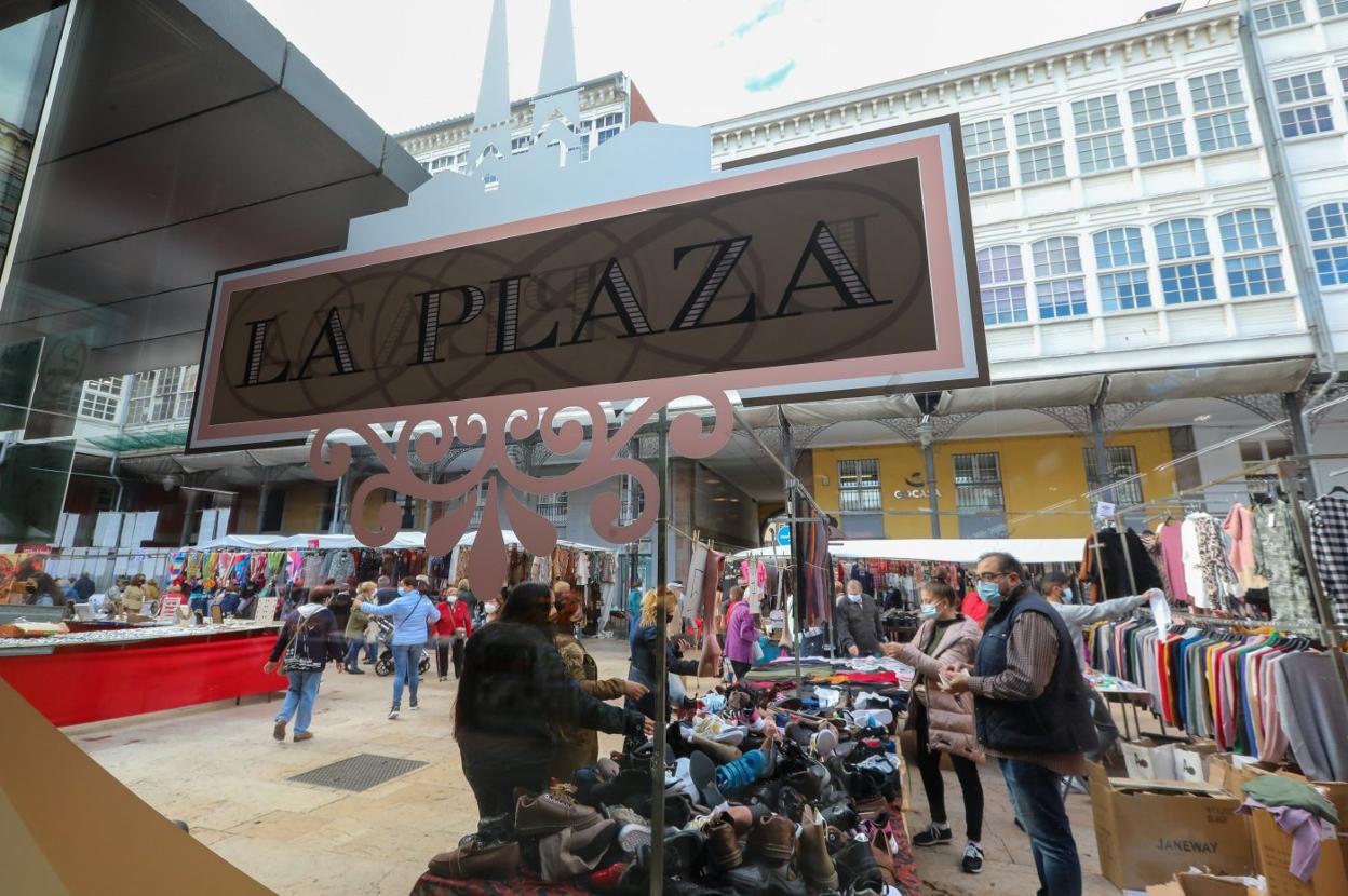 Los únicos que ahora colocaban sus puestos en el interior de la plaza los días de mercado eran los vendedores ambulantes. 