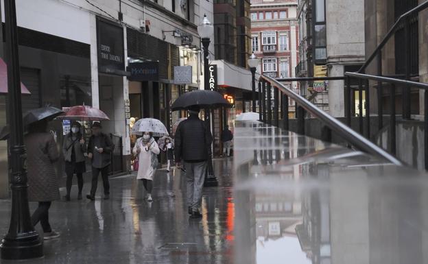 Intensas lluvias en Gijón este martes por la tarde.