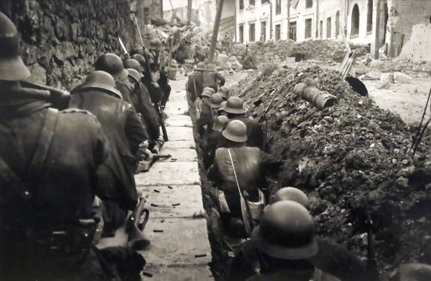 La exposición 'Frente a frente: dos visiones fotográficas de la Guerra Civil' que exhibe el Antiguo Instituto muestra los estragos del conflicto bélico en Gijón y Oviedo a través de las imágenes captadas por la cámara de Constantino Suárez y Florentino López, 'Floro'