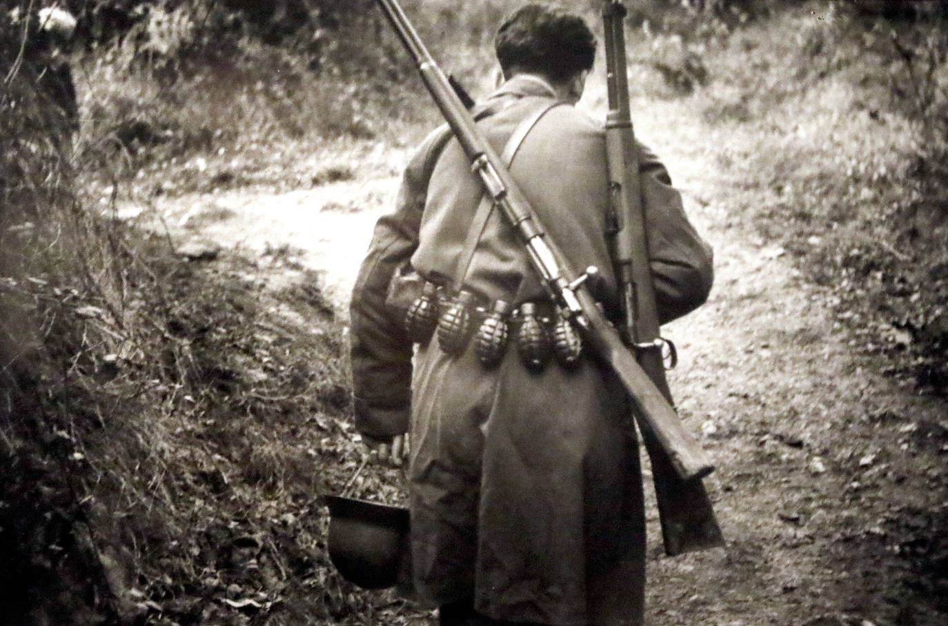 La exposición 'Frente a frente: dos visiones fotográficas de la Guerra Civil' que exhibe el Antiguo Instituto muestra los estragos del conflicto bélico en Gijón y Oviedo a través de las imágenes captadas por la cámara de Constantino Suárez y Florentino López, 'Floro'