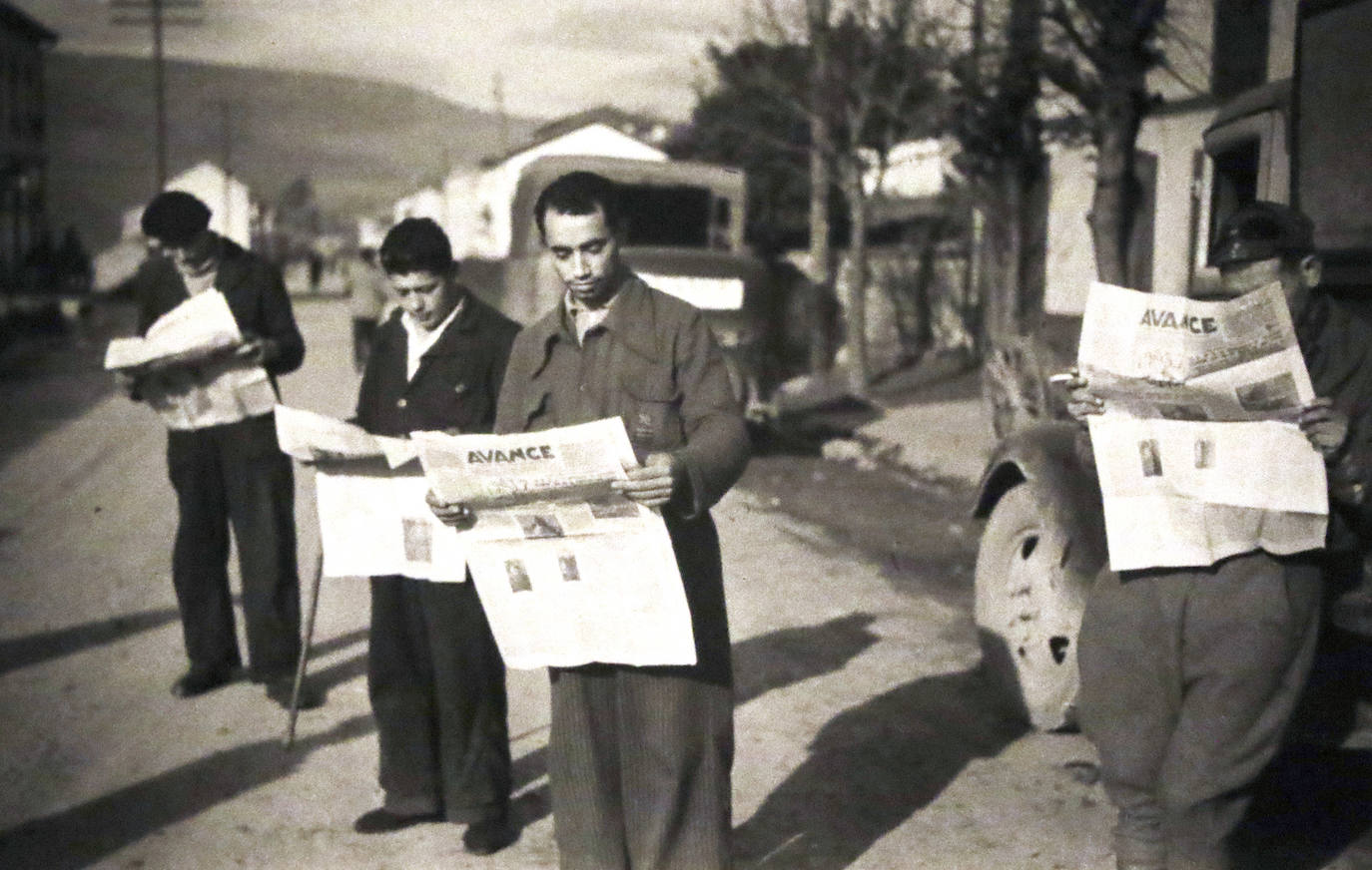 La exposición 'Frente a frente: dos visiones fotográficas de la Guerra Civil' que exhibe el Antiguo Instituto muestra los estragos del conflicto bélico en Gijón y Oviedo a través de las imágenes captadas por la cámara de Constantino Suárez y Florentino López, 'Floro'