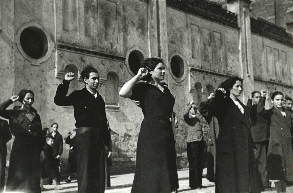 La exposición 'Frente a frente: dos visiones fotográficas de la Guerra Civil' que exhibe el Antiguo Instituto muestra los estragos del conflicto bélico en Gijón y Oviedo a través de las imágenes captadas por la cámara de Constantino Suárez y Florentino López, 'Floro'