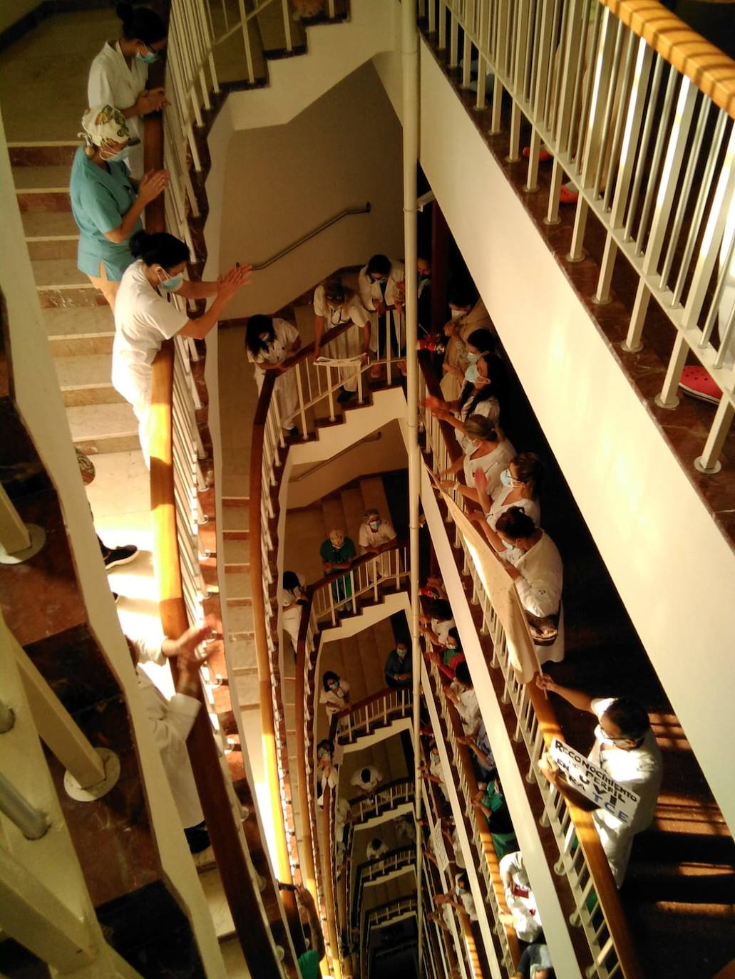 Los trabajadores del Hospital de Cabueñes se concentraron este miércoles para protestar por «la falta de organización, medios y personal».