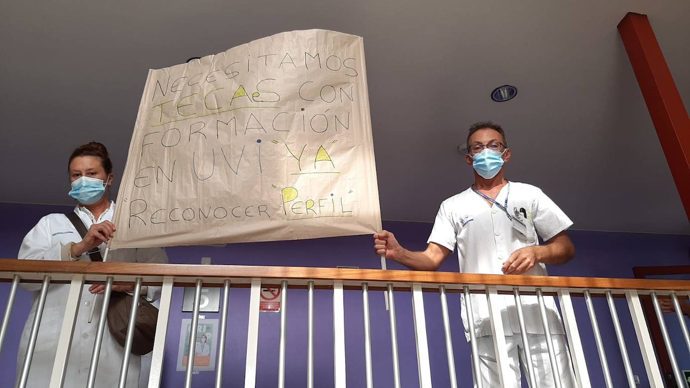 Los trabajadores del Hospital de Cabueñes se concentraron este miércoles para protestar por «la falta de organización, medios y personal».