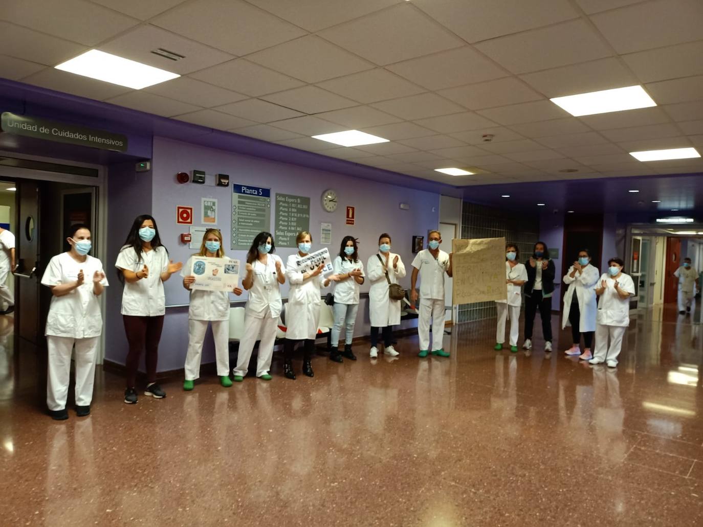 Los trabajadores del Hospital de Cabueñes se concentraron este miércoles para protestar por «la falta de organización, medios y personal».