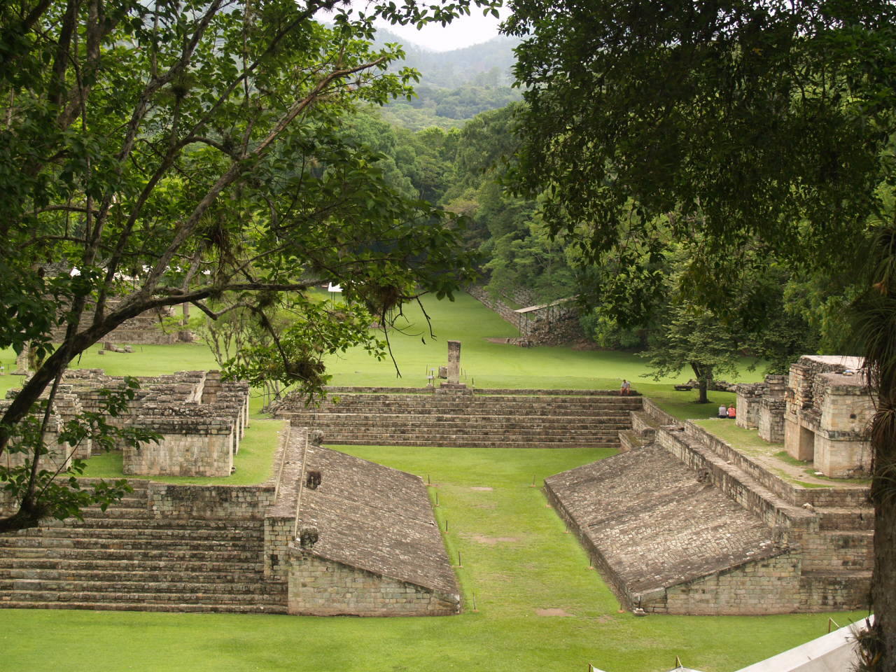 La escalinata de los jeroglíficos es lo que todos quieren visitar del Parque Arqueológico de Copán, un patrimonio mundial de los mayas al oeste de Honduras. Tiene 63 escalones y una altura de 12 metros, se levanta en un bosque localizado a unos 300 km al noroeste de Tegucigalpa. La UNESCO la declaró Patrimonio Mundial en 1980.