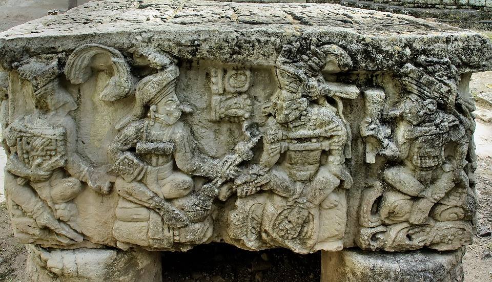 La escalinata de los jeroglíficos es lo que todos quieren visitar del Parque Arqueológico de Copán, un patrimonio mundial de los mayas al oeste de Honduras. Tiene 63 escalones y una altura de 12 metros, se levanta en un bosque localizado a unos 300 km al noroeste de Tegucigalpa. La UNESCO la declaró Patrimonio Mundial en 1980.