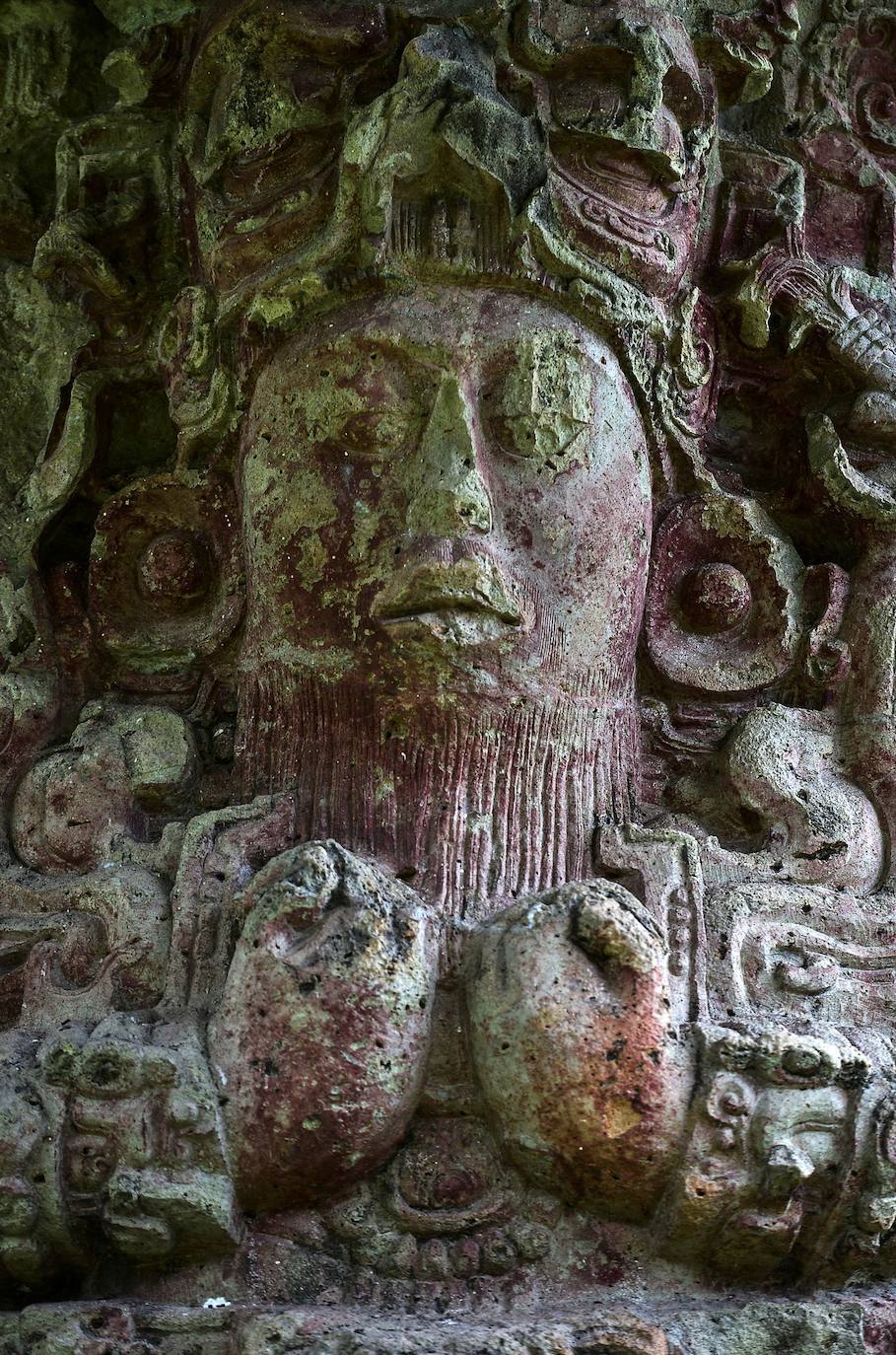 La escalinata de los jeroglíficos es lo que todos quieren visitar del Parque Arqueológico de Copán, un patrimonio mundial de los mayas al oeste de Honduras. Tiene 63 escalones y una altura de 12 metros, se levanta en un bosque localizado a unos 300 km al noroeste de Tegucigalpa. La UNESCO la declaró Patrimonio Mundial en 1980.