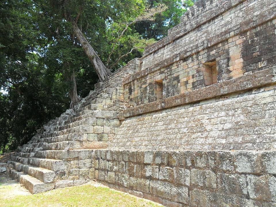 La escalinata de los jeroglíficos es lo que todos quieren visitar del Parque Arqueológico de Copán, un patrimonio mundial de los mayas al oeste de Honduras. Tiene 63 escalones y una altura de 12 metros, se levanta en un bosque localizado a unos 300 km al noroeste de Tegucigalpa. La UNESCO la declaró Patrimonio Mundial en 1980.