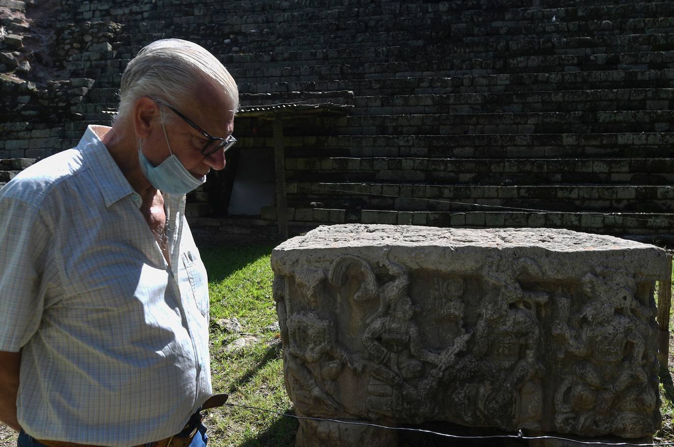 La escalinata de los jeroglíficos es lo que todos quieren visitar del Parque Arqueológico de Copán, un patrimonio mundial de los mayas al oeste de Honduras. Tiene 63 escalones y una altura de 12 metros, se levanta en un bosque localizado a unos 300 km al noroeste de Tegucigalpa. La UNESCO la declaró Patrimonio Mundial en 1980.