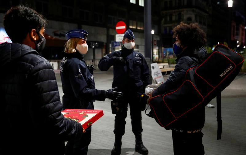 La crisis sanitaria del coronavirus ha vuelto a dejar imágenes de desolación en toda Europa. El gobierno francés decretó hace ya una semana el toque de queda en nueve ciudades, incluida la capital, París; una situación que durará al menos un mes. Además, la «situación alarmante» que está viviendo Bélgica, llevó al Ejecutivo del país a decretar esa misma medida en todo el estado. De esta forma, se sanciona a cualquier ciudadano que se encuentre en la calle por la noche a no ser que se justifique el desplazamiento como esencial. También Eslovenia anunció un toque de queda entre las 21 y las 6 horas, después de que los contagios se duplicaran en una semana. | En la imagen, Bruselas durante el toque de queda 