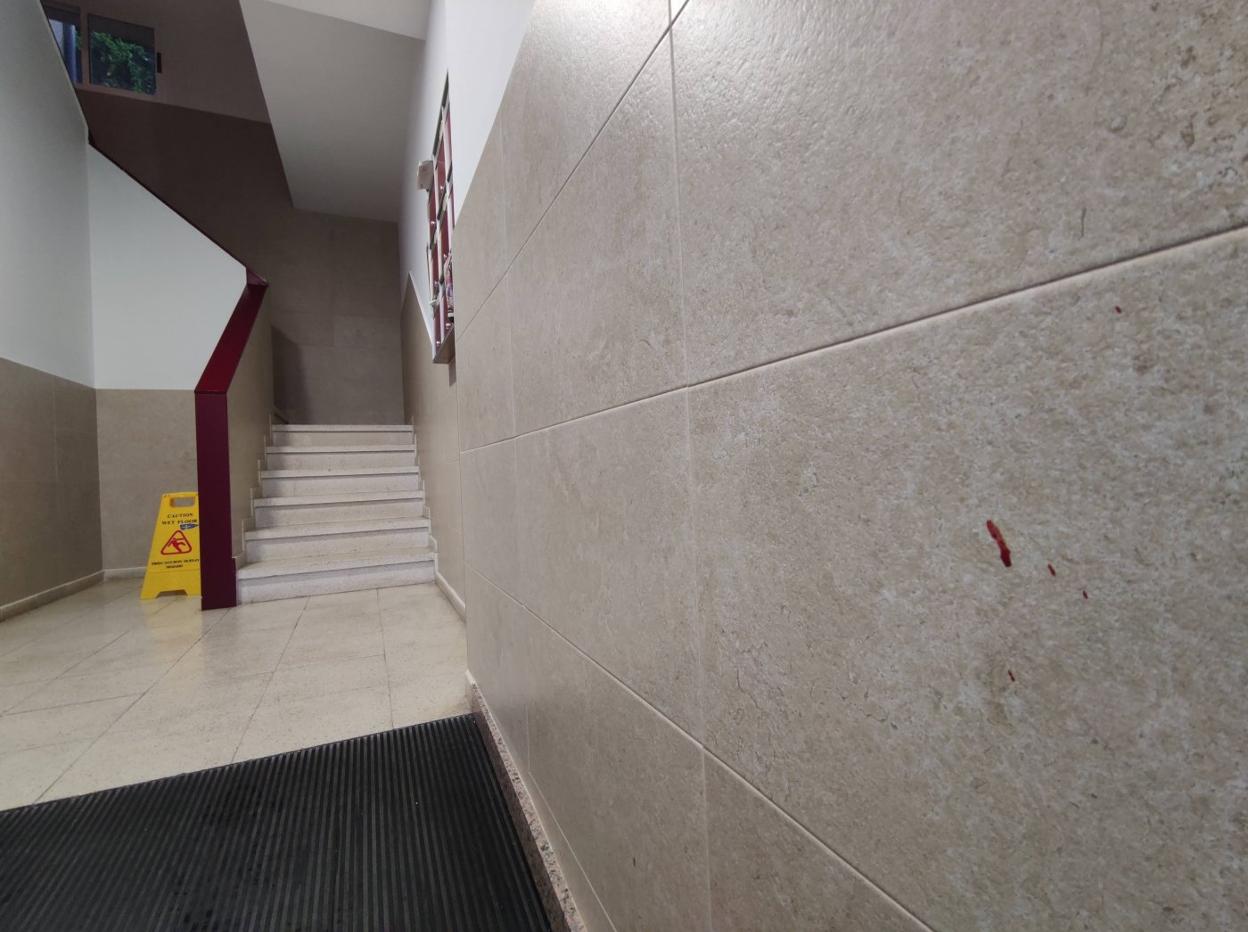 Restos de sangre de la víctima en el portal del edificio. 