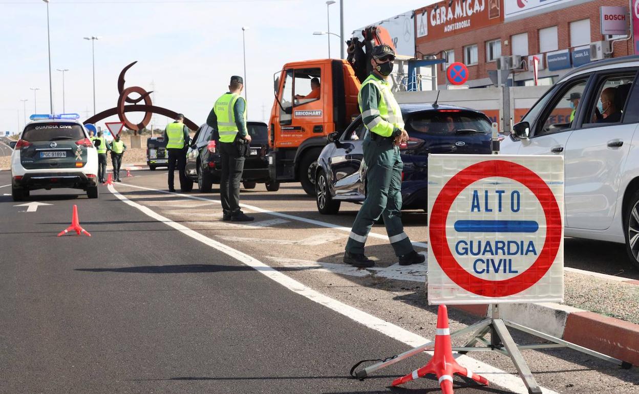 Un control de tráfico en Salamanca, tras decretarse el confinamiento perimetral del municipio. 